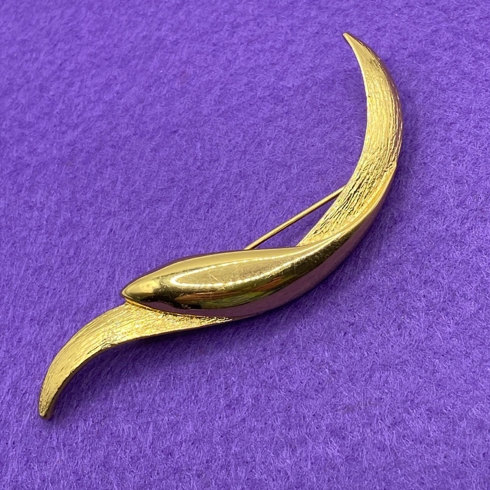 MONET Modernist Gold Tone Vintage Brooch
